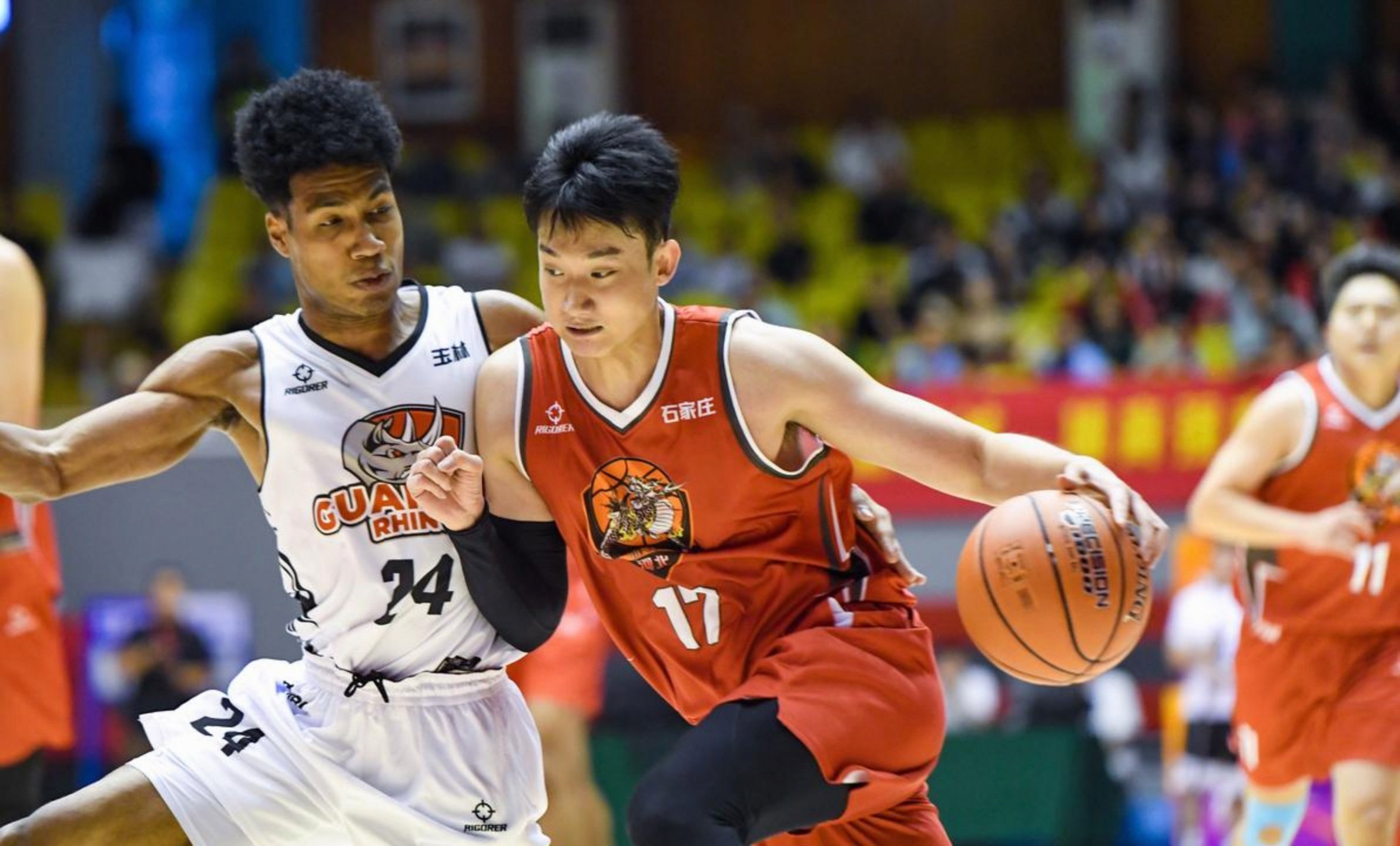 加时末段CBA季后赛焦点战；里昂队长鼓劲；气氛紧张；赛季目标并未改变的简单介绍